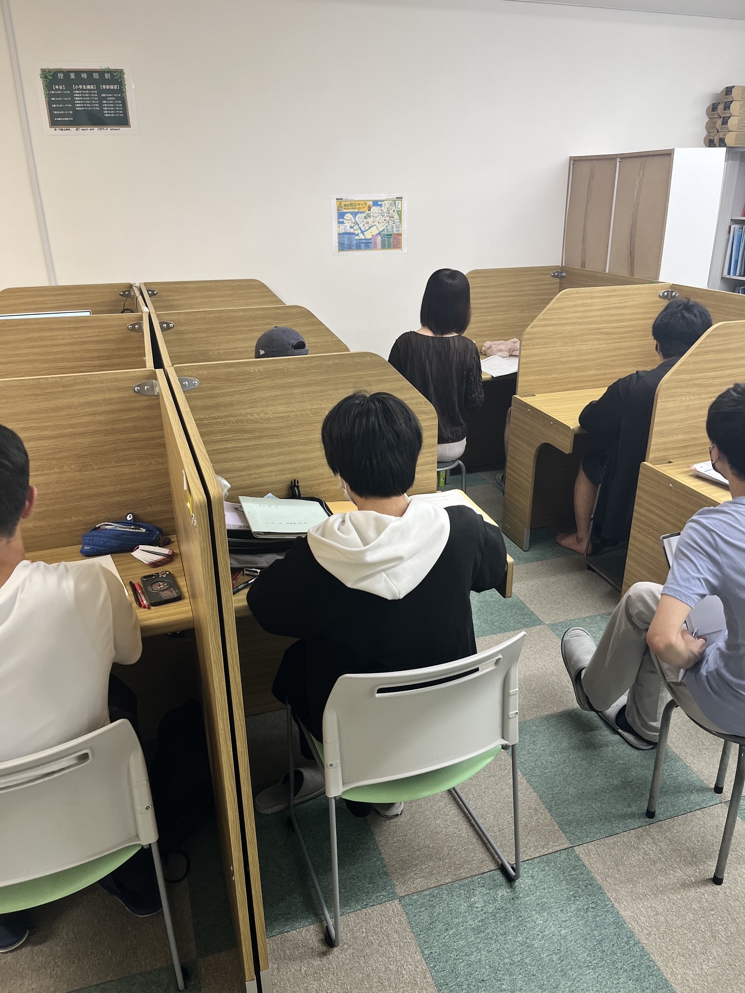 弁天町校、自習も活発です。
