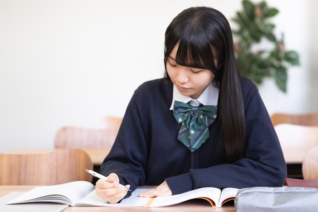 高校一年生の勉強時間、平日「平均1.7時間」で十分？──大学受験から逆算した本当の最低ライン