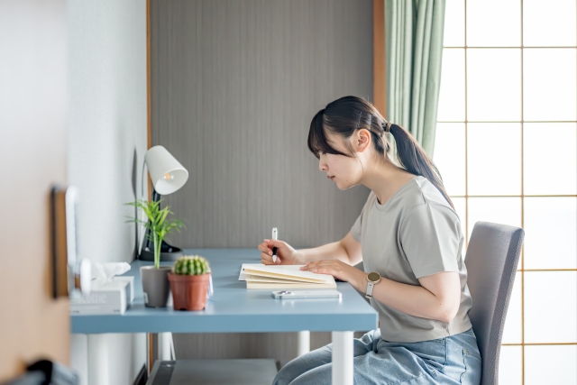 【高校生向け】勉強部屋のレイアウト完全ガイド｜集中しやすい机の配置・収納・狭い部屋の工夫