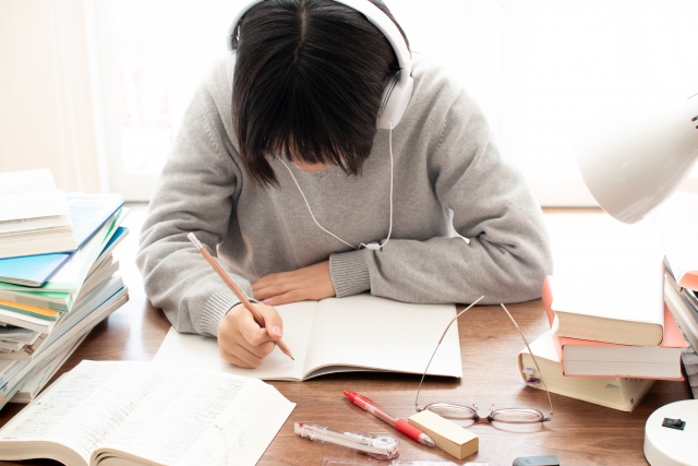 音楽を聴きながら勉強は中学生にアリ？科学が示す「科目×タスク」の正解